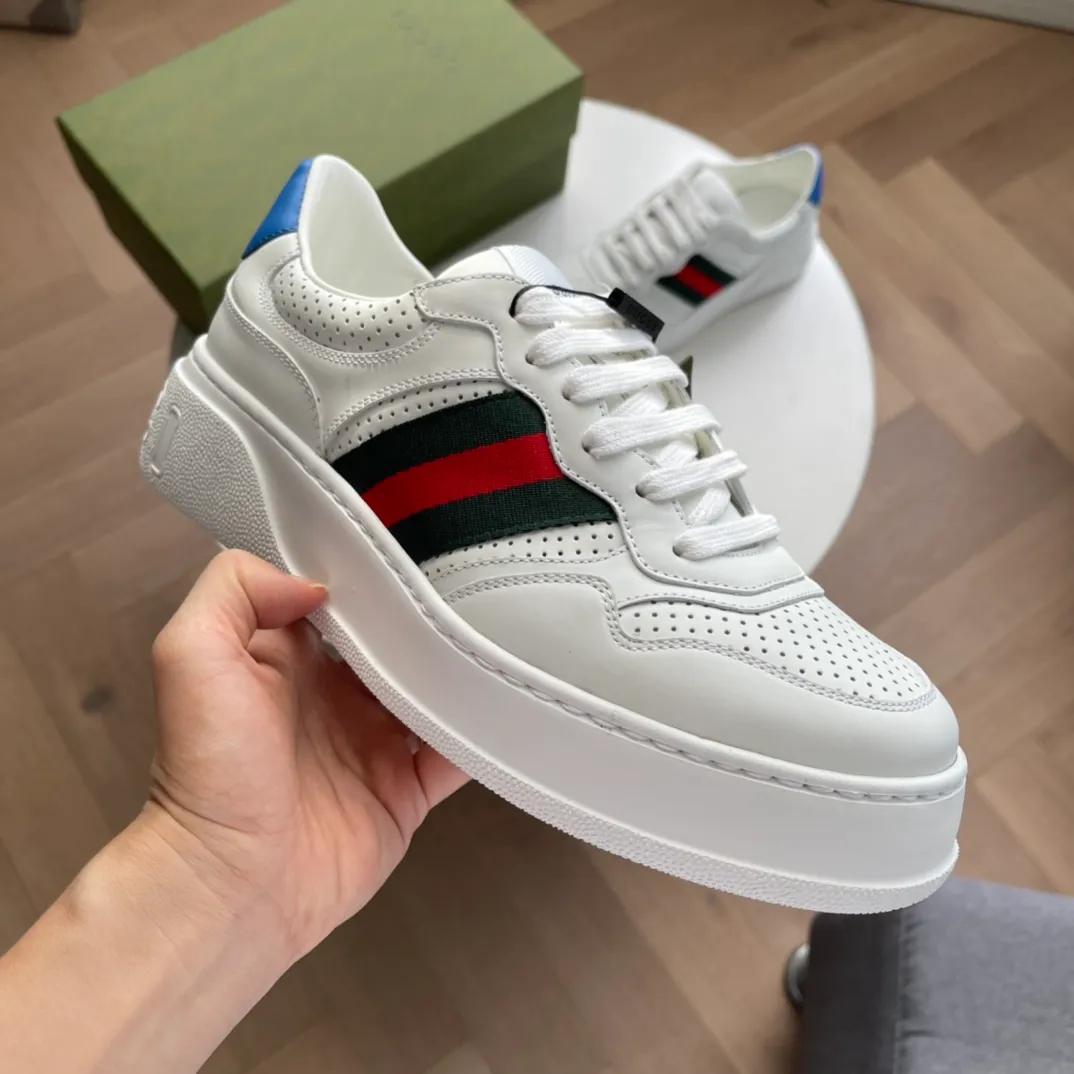 G Home 🆕New webbing sneakers✔️The brand’s classic webbing element is inspired by Gucci’s equestrian origins. Each season, it is reinterpreted through a variety of new and unique designs and styles. It appears on this leather sneaker with red and blue details, interpreting the brand's design concept of integrating sports and leisure. The thick-soled design gives the sneakers a retro feel~ Size: 35-40 (women) 38-45 (men) P hot style Color: white leather, black leather, brown leather, white webbing